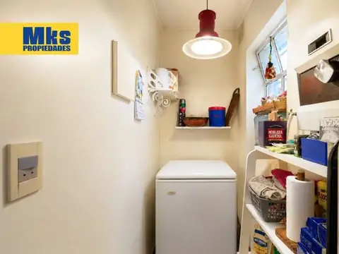 Venta. Casa en terreno propio. 4 ambientes.  Quincho, patio y terraza.