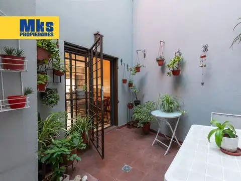 Venta. Casa en terreno propio. 4 ambientes.  Quincho, patio y terraza.