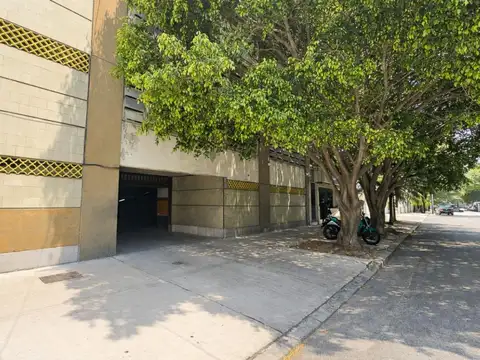 VENTA AMPLIA COCHERA FIJA CON SEGURIDAD 24 HS