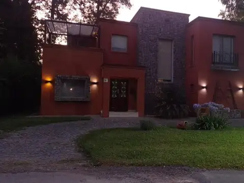 Casa en Alquiler Temporal con 4 cocheras