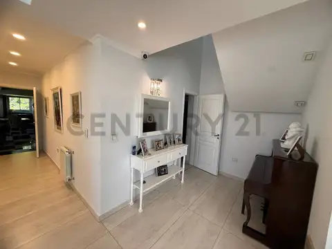Casa en Venta con 3 cocheras