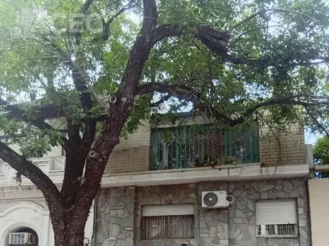 Venta -Casa al frente - Cochera - Barrio Lourdes