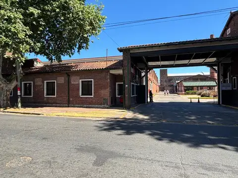 Excelente predio de 33000 m2 y 30000 m2 cubiertos 