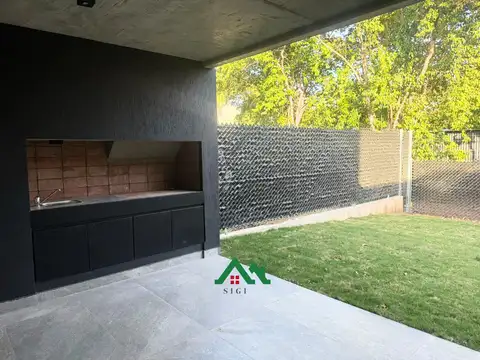 Casa 8 ambientes con 3 baños