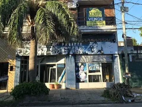 Excelente Departamento Al Frente, Zona Céntrica, Amplio Patio Y Balcón A La Calle  