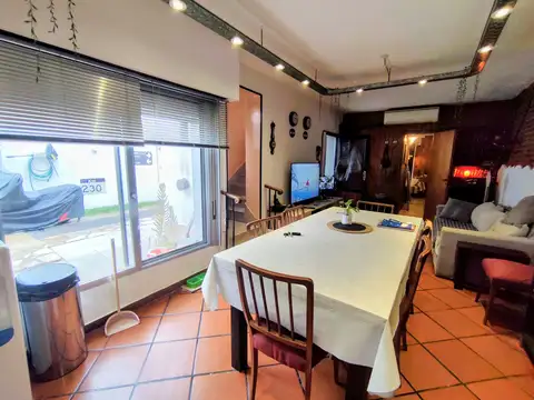 Casa 4 ambientes con 2 baños