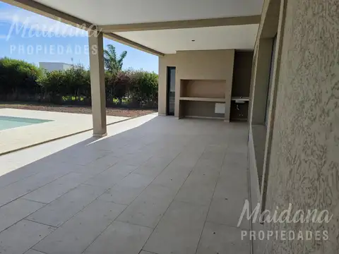 Casa en Alquiler con 5 cocheras