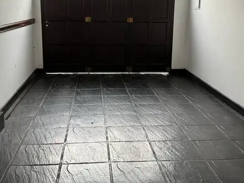 Venta amplia casa en Barrio Sur