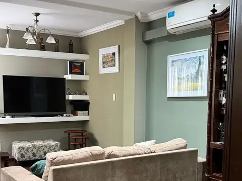 Casa 8 ambientes con 3 baños