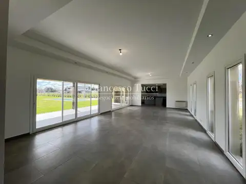 Casa 5 ambientes con 2 baños