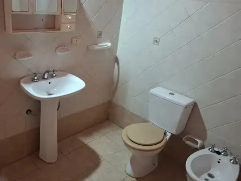 Casa 6 ambientes con 1 baño