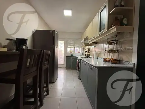 Casa 5 ambientes con 2 baños