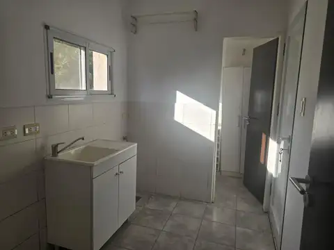 Casa 6 ambientes con 2 baños
