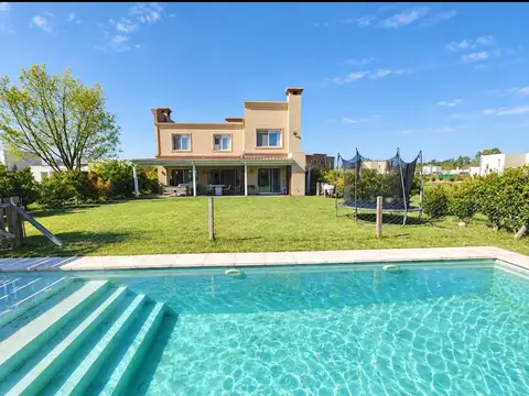 Casa con pileta en Pilar del Este Santa Lucia