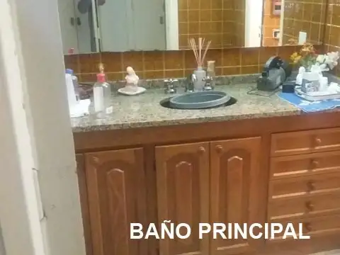 Casa 9 ambientes con 2 baños