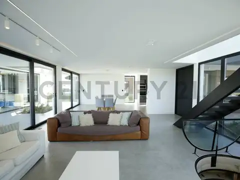 Casa 6 ambientes con 3 baños