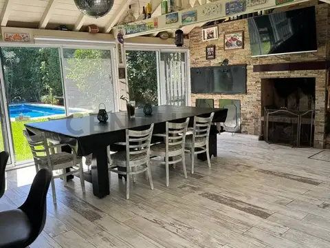 Venta de sólida  Casa de Estilo Inglés en Vicente López al Río – Jardín Piscina y Galería con hogar