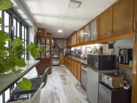 Casa en Venta con 3 cocheras