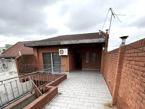 Casa 5 ambientes con Galpon,  trabaja y vivi en  Villa Luzuriaga 