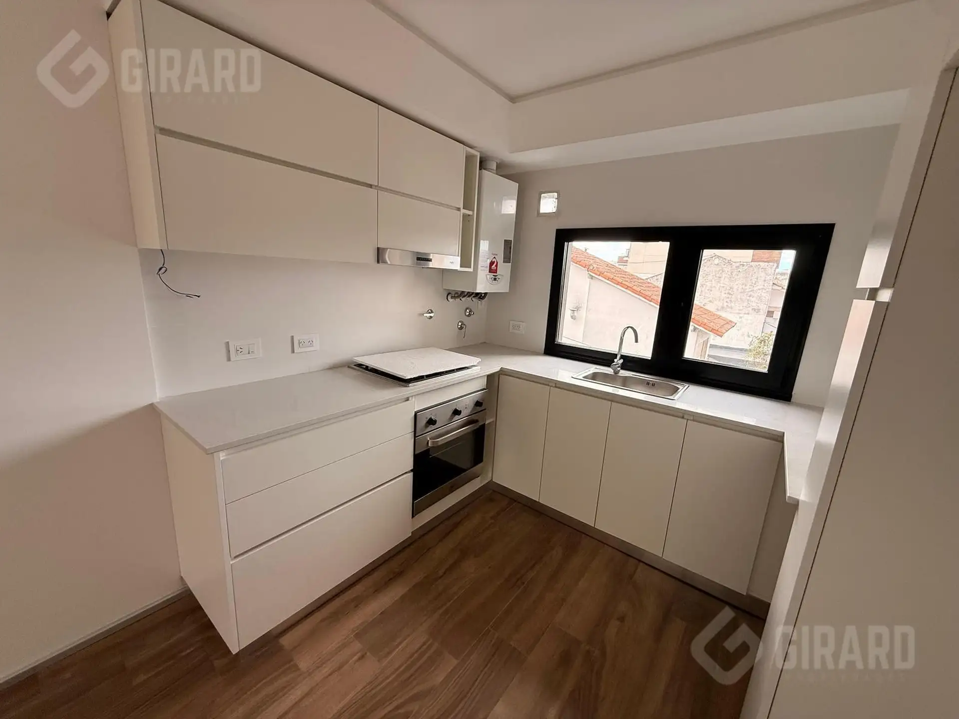Venta de Departamento 2 ambientes a estrenar con cochera descubierta frente a la plaza de guemes