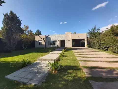VENDE/ Casa en  Pago  chico Club  de golf  lote 200