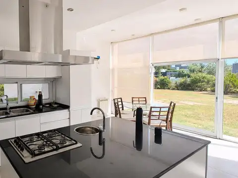 Casa en Alquiler con 2 cocheras