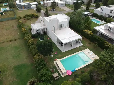 Casa en Alquiler con 2 cocheras