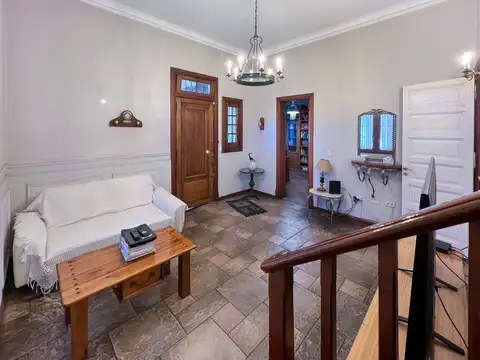 CASA INGLESA EN LOMAS DE ZAMORA C/PILETA