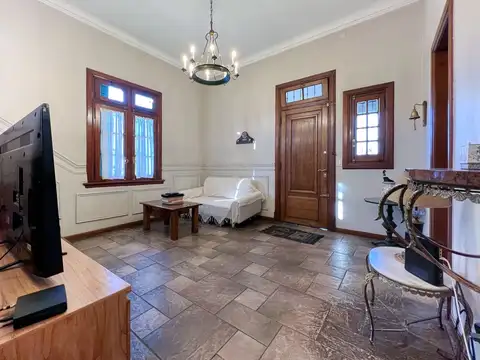 Casa 7 ambientes con 2 baños