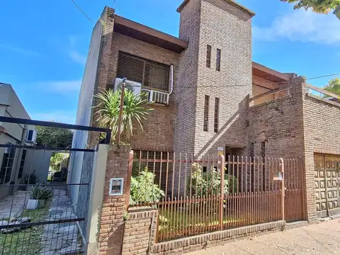 Casa de 3 ambientes con jardin y cochera en Florida- En Venta