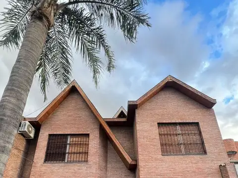 *moderno chalet de 6 amb. en 2 plantas sobre lote de 8,66 x 26