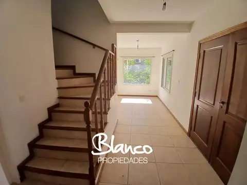 Casa en Alquiler con 1 cochera