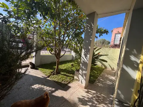 Casa 6 ambientes con 2 baños
