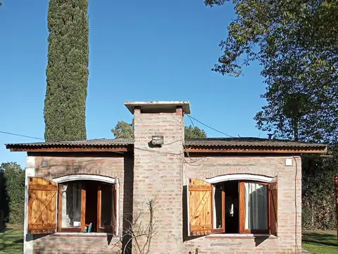 Encantadora Casa En Amplio Lote Con Piscina Y Espacio Al Aire Libre RETASADA, El Pato, Berazategui