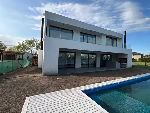 Venta casa Canton Golf al agua finanancia  permuta