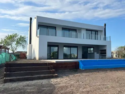 Venta casa Canton Golf al agua finanancia  permuta
