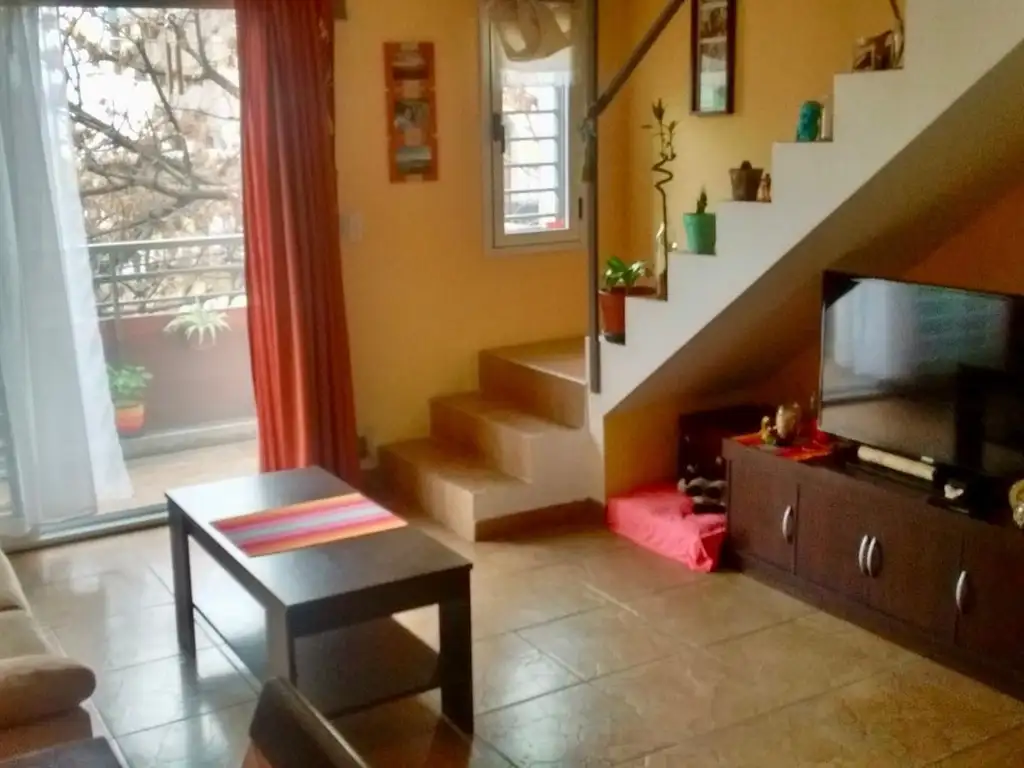 De las Casas a 1 cuadra de Av. La plata.