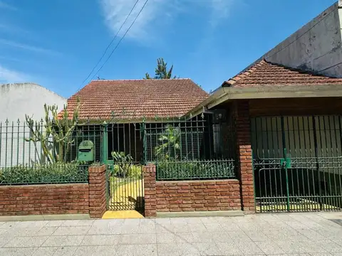 VENTA CASA 3 AMBIENTES CON COCHERA APTO CRÉDITO