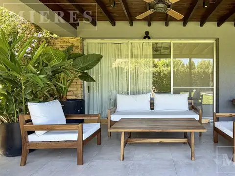 Casa en venta en el Barrio Barbarita, Bancalari.