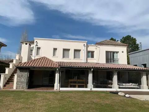 Casa 6 ambientes con 3 baños