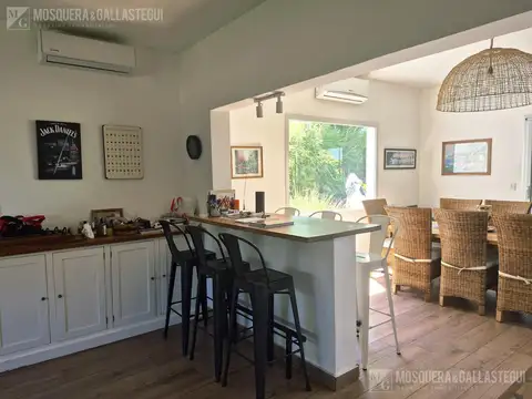 Casa 6 ambientes con 2 baños