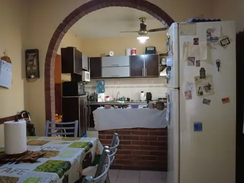 Casa 4 ambientes con 2 baños