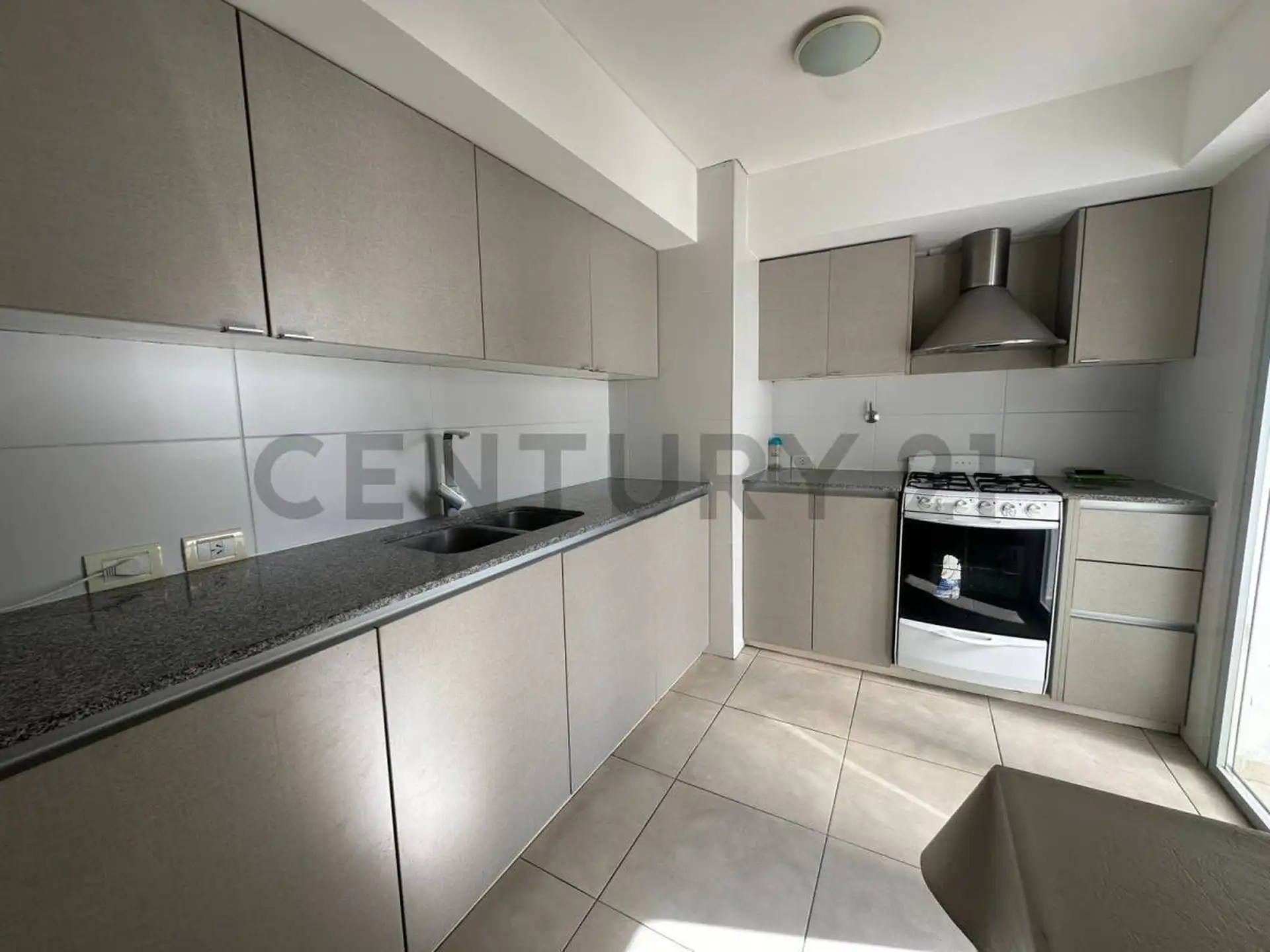Depto 3 amb, 91m² con cochera, balcón, quincho y jacuzzi — Playa Chica