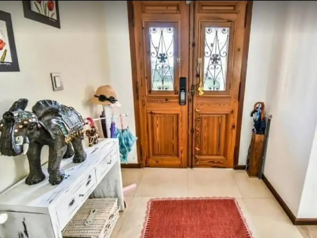 Casa - 342  m² Cubierta | 4 dormitorios | 5 años | 5 baños | 5 ambientes | 1 cochera