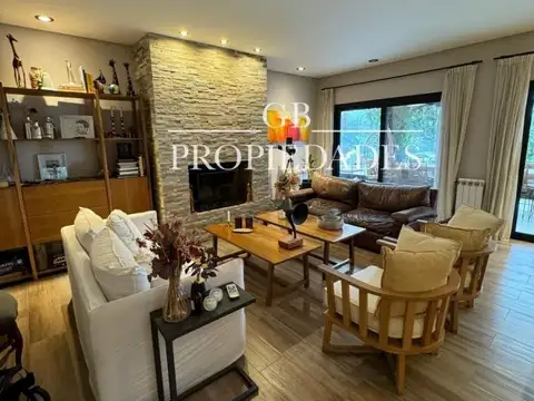 Casa en Alquiler con 2 cocheras