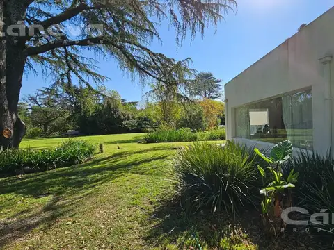 Casa en Venta con 2 cocheras