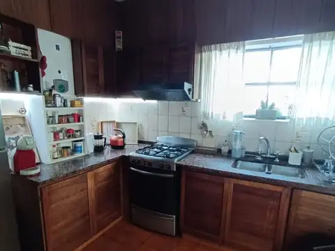 Casa 7 ambientes con 2 baños