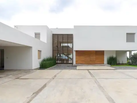 Casa en Venta con 4 cocheras
