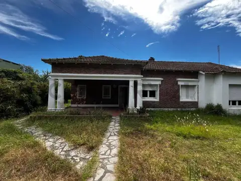 VENTA CASA 4 AMBIENTES+ DEPENDENCIA EN LONGCHAMPS. PARQUE ARBOLADO Y PISCINA