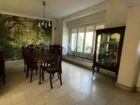VENTA CASA 4 AMBIENTES+ DEPENDENCIA EN LONGCHAMPS. PARQUE ARBOLADO Y PISCINA